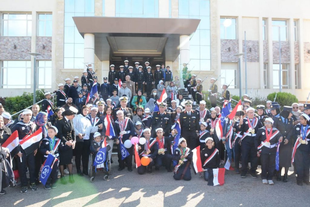 مشاركة أطفال قادرون باختلاف في زيارة القوات البحرية
