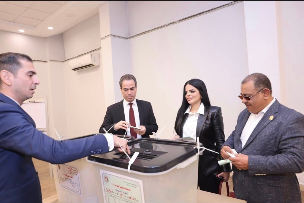 لقاء رئيس الهيئة الوطنية للإعلام خلال متابعة الانتخابات بالقاهرة