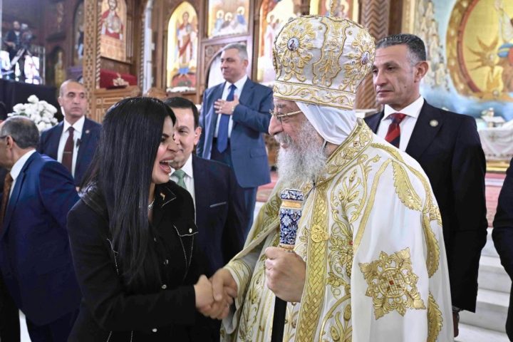 زينب بشير تشارك في قداس عيد القيامة المجيد